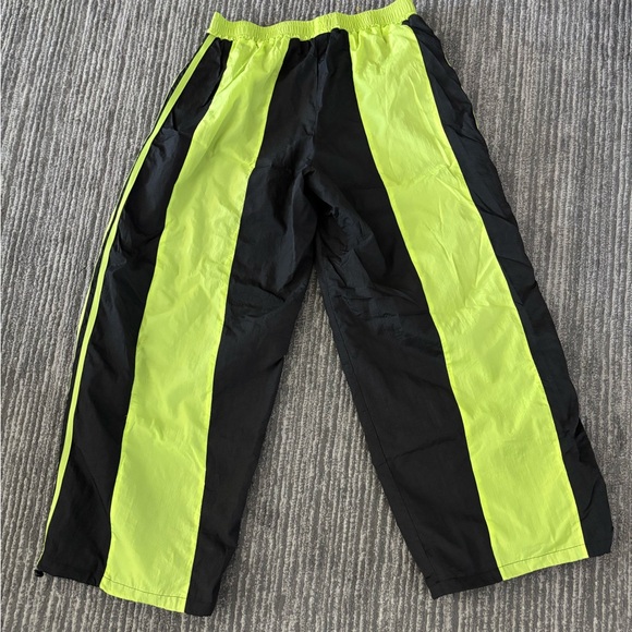 Black and Green Two-Piece Set - Picture 3 of 3